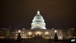2013年1月1日夜晚，议员们在美国国会大厦内挑灯夜战。
