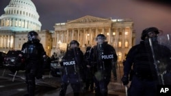 執法人員2021年1月6日將抗議者驅離國會山。（美聯社）