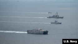 美國海軍艦船2016年11月16日在南中國海參加演習。
