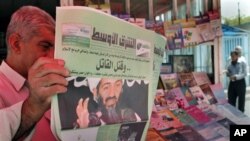 在伊拉克﹐這名市民在閱讀本拉登死亡消息的報道