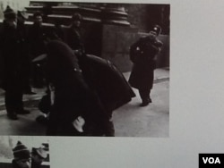 1989年拍攝的一張照片在俄國互聯網廣泛傳播，照片顯示酷似普京的克格勃軍官指揮逮捕參加示威的持不同政見者。 (美國之音白樺拍攝)