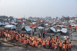 救援人員抵達位於孟加拉的一個羅興亞人難民營幫助重建一場大火燒毀的營地。（2021年3月24日）