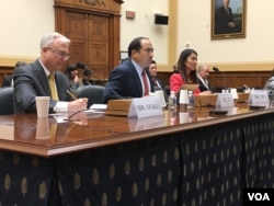 专家 左起 ：2049项目研究所执行长石明凯、美国纽约州霍夫斯特拉大学法学院宪法教授古举伦及美国全国亚洲研究局研究员马翊庭（美国之音钟辰芳拍摄）