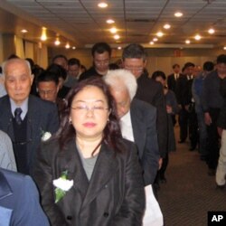 追思會與會者向方勵之默哀致敬