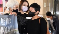 香港电台编导蔡玉玲(右)因报道7-21元朗袭击事件，被控作出两项虚假陈述罪， 案件3月24日正式开审，她进入法庭应讯前向支持者致谢 (美国之音/汤惠芸)