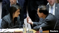 中国和美国常驻联合国代表2018年2月24日在一次表决前交谈（路透社）