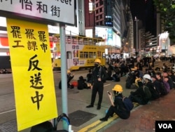 8月5日晚上十時過後，大批反送中三罷示威者聚集在銅鑼灣崇光百貨對開佔領馬路靜坐。(美國之音湯惠芸攝)