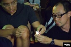 資深高中通識科教師張銳輝(右)參與燭光集會。（美國之音湯惠芸攝）