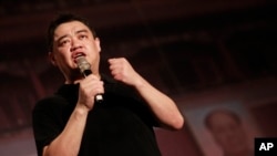 資料照片：2014年6月4日，1989年天安門廣場抗議活動的前學生領袖吾爾開希在台北舉行的守夜活動中發表講話，紀念中國軍隊鎮壓北京民主運動25週年。