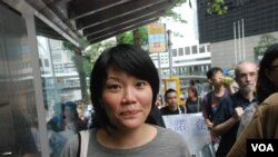 參加遊行的美國公民何穎雅表示，佩服斯諾登的做法 (美國之音湯惠芸)