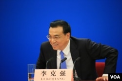 中国国务院总理李克强在记者会上表示，中国将以“壮士断腕”的决心继续改革。（美国之音东方拍摄）
