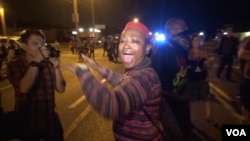 晚间的抗议活动基本平和，抗议人数逐渐减少。(美国之音杨晨拍摄)