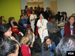 與會者有的倚壁而立，有的席地而坐（美國之音 方冰拍攝）