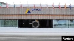 瑞士達沃斯會議中心外插著的各國國旗。 （2021年1月22日）