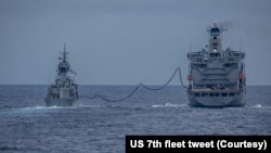 美国海军第七舰队的驱逐舰“柯蒂斯·威尔伯号”和澳大利亚皇家海军的安扎克级护卫舰“巴拉腊特号”在南中国海进行联合军演。（2021年6月11日）