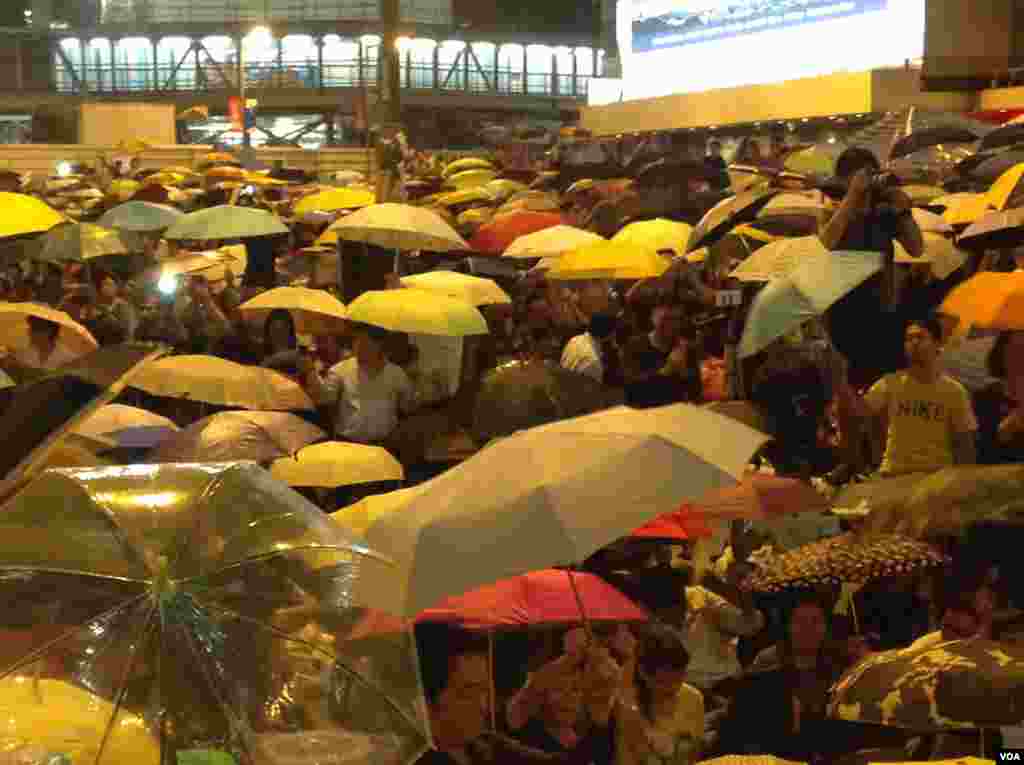 萬人雲集金鐘佔領區紀念佔領運動滿月 (美國之音圖片/海彥拍攝 ) 