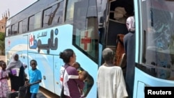 资料照 - 在国际红十字会的帮助下，数百名孱弱儿童安全转移到喀土穆的孤儿院。