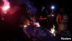 在纪念德克萨斯州奴隶制结束的活动中，大火烧毁了被推倒的阿尔伯特·派克(Albert Pike)雕像。(2020年6月19日）