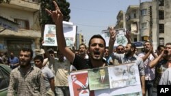 星期五反敘利亞政府的示威者高呼口號