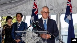 日本首相安倍晋三访问澳大利亚，与澳总理特恩布尔会谈