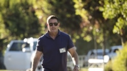 資料照片:時任迪斯尼公司高管的凱文·梅耶爾在愛達荷州太陽谷參加一次會議。(2018年7月12日)