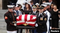 美國參議員麥凱恩的靈柩移出華盛頓國家大教堂