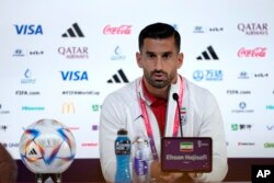 伊朗足球队的队长埃赫桑·哈伊萨菲（Ehsan Hajsafi）在多哈的记者会上。（2022年11月20日）