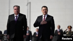 吉爾吉斯總統薩德爾·扎帕羅夫(右)與塔吉克總統埃莫馬利·拉赫蒙(左)在比什凱克舉行會晤。
