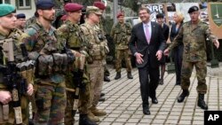 美國國防部長卡特星期一在德國與北約部隊。