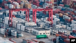 中國上海洋山港的集裝箱。 (2018年3月29日)