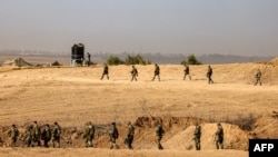 2023年10月27日，以色列军队士兵在以色列南部斯德洛特附近的加沙地带边界上行走，与此同时，以色列和哈马斯之间的战斗仍在继续。（法新社）