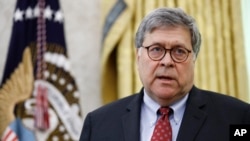 美国司法部长巴尔出席简报会。（2020年7月15日）