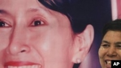 一支持者手持昂山素姬照片在全國民主聯盟總部