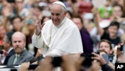 星期天早上﹐教宗前往費城市中心主持最後一場彌撒的路上，從座駕中向沿途數十萬仰慕者揮手致意。