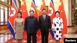 中國國家主席習近平和夫人彭麗媛在北京人大會堂同北韓領導人金正恩和夫人李雪主合影。 （2018年3月28日）