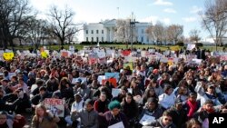 學生在白宮前集會抗議槍支暴力。 （2018年3月14日）