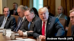 川普總統在白宮內閣室舉行的內閣會議上講話。（2018年8月16日） 