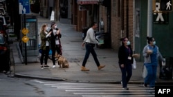 2020年4月13日一對夫婦在紐約皇后區西奈山醫院前鼓掌感謝醫務人員