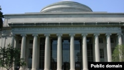 坐落在馬薩諸塞州劍橋市的麻省理工學院的主樓 - 資料照片