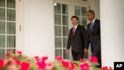 9月25日，美国总统奥巴马和中国主席习近平在白宫总统办公室的会晤前，走在白宫走廊上。