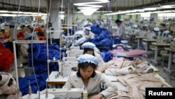 北韓女工在非軍事區以北開城工業園區的南韓公司裡做工。(資料圖片2013年12月)