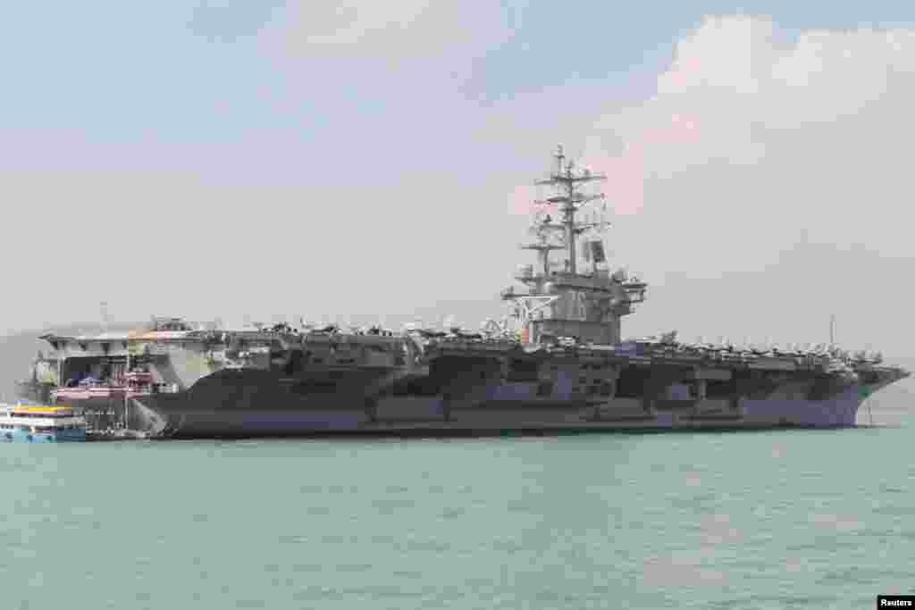 美国海军航空母舰罗纳德&middot;里根号2018年11月21日访问中国香港。里根号上有官兵5000人，另外三艘舰艇上共有官兵大约千人。6000美国军人上岸，给香港带来不少商机。香港商家历来欢迎美国军人上岸消费。