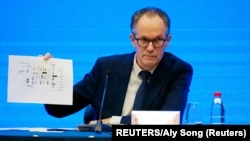 世卫组织新冠病毒源头调查组成员恩巴雷克2月9日在武汉的联合记者会上 （路透社） 