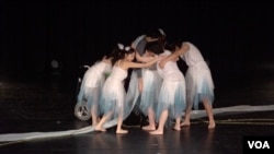 香港聋人舞团《森林乐》星期六(1月18日)在台北演出15周年作品《手舞触动2－You'll Never Dance Alone》(美国之音特约记者李昕儒摄影)