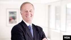 Marhum qirolichaning tobuti Bukingem saroyiga olib ketilmoqda. London.