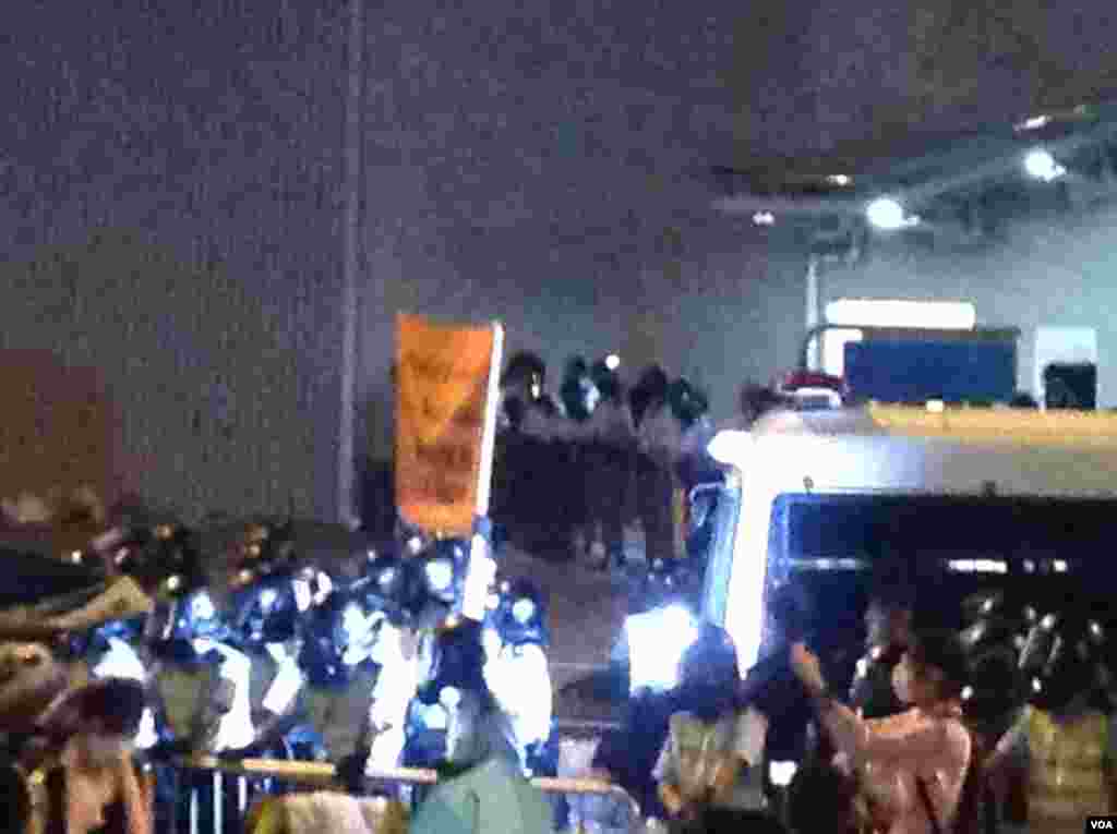 星期一凌晨金钟附近仍有数万市民学生坚守（美国之音海彦拍摄）