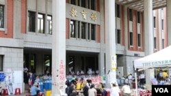 2015年8月，台湾学生和民众在教育部前示威，反对“黑箱课纲”。(美国之音杨明拍摄)