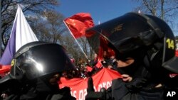 在中國國家主席習近平訪問布拉格期間，捷克防暴警察分離抗議和支持習近平的人群。（2016年3月29日）