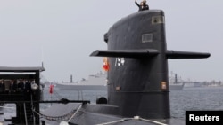 台灣總統蔡英文2017年3月21日在台灣潛艇上揮手。