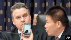 美國國會及行政當局行政委員會舉行緊急聽證﹐討論陳光誠案件的進展。圖為美國國會听證會与陳光誠通話。 
